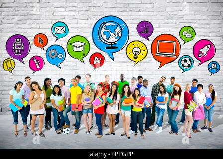 Gruppe von Studenten mit Sprechblasen. Stockfoto