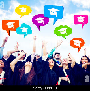 Absolventen mit Sprechblasen erhöhte Armen. Stockfoto
