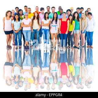 Studioaufnahme großen Gruppe von jungen Erwachsenen Stockfoto