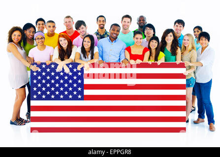 Große Gruppe von Menschen halten amerikanische Flagge Board Stockfoto