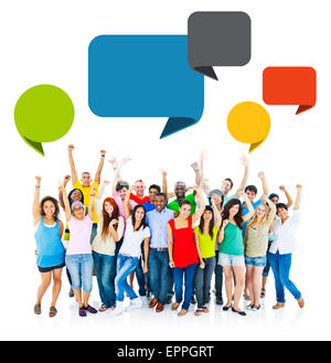 Große Gruppe von fröhlichen Menschen Hände erhebend Stockfoto