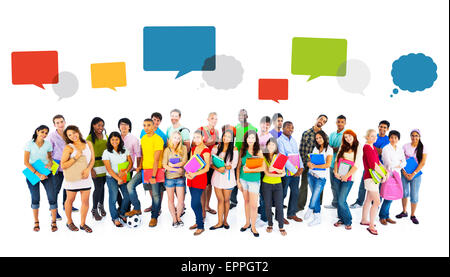 Große Gruppe ausländischer Studierender lächelnd Stockfoto