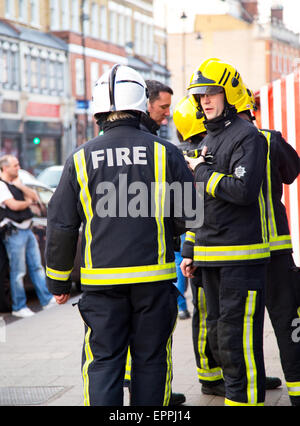 LONDON - 9. APRIL: Die Feuerwehr besuchen Notfall in Tottenham am 9. April 2015 in London, England, UK. Londons Feuer ein Stockfoto