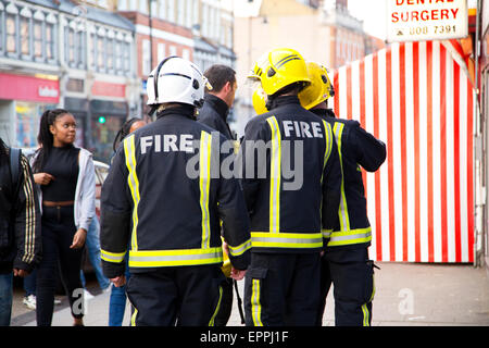LONDON - 9. APRIL: Die Feuerwehr besuchen Notfall in Tottenham am 9. April 2015 in London, England, UK. Londons Feuer ein Stockfoto