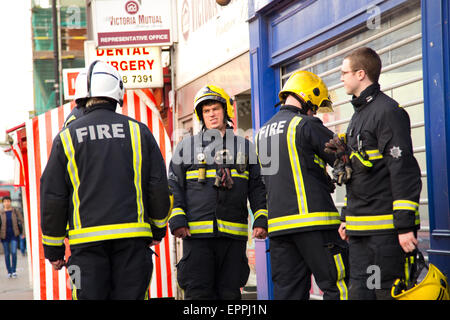 LONDON - 9. APRIL: Die Feuerwehr besuchen Notfall in Tottenham am 9. April 2015 in London, England, UK. Londons Feuer ein Stockfoto