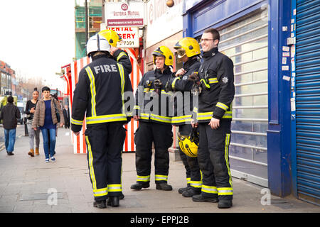 LONDON - 9. APRIL: Die Feuerwehr besuchen Notfall in Tottenham am 9. April 2015 in London, England, UK. Londons Feuer ein Stockfoto