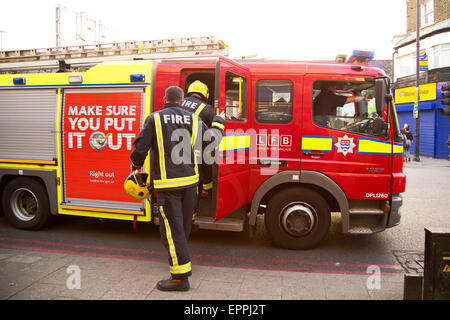 LONDON - 9. APRIL: Die Feuerwehr besuchen Notfall in Tottenham am 9. April 2015 in London, England, UK. Londons Feuer ein Stockfoto