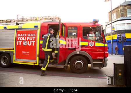 LONDON - 9. APRIL: Die Feuerwehr besuchen Notfall in Tottenham am 9. April 2015 in London, England, UK. Londons Feuer ein Stockfoto