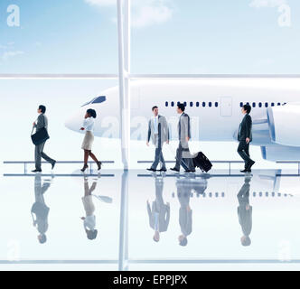 Geschäftsleute, die zu Fuß auf dem Flughafen Stockfoto