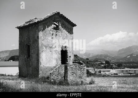 Altes Haus in einem Weizenfeld Stockfoto