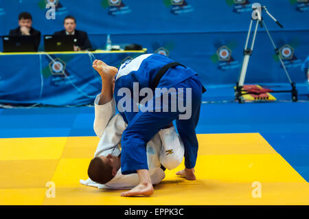 Orenburg, Russland - 17. Mai 2015: kämpfen, J.Turek, Tschechische Republik und D.Stepien, Polen an den Europapokal der Landesmeister im Judo Stockfoto