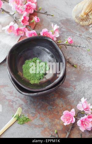 Matcha-Grüntee. Stillleben mit japanischen Matcha-Zubehör. Japanische Teezeremonie: Vorbereitung der pulverisierte Grüntee. Stockfoto