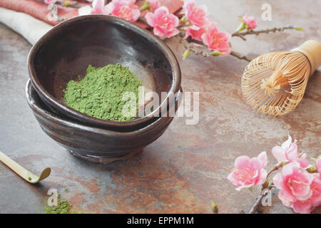 Matcha-Grüntee. Stillleben mit japanischen Matcha-Zubehör. Japanische Teezeremonie: Vorbereitung der pulverisierte Grüntee. Stockfoto