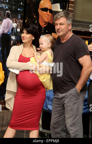 New York, New York, USA. 20. Mai 2015. HILARIA BALDWIN mit ihrer Tochter CARMEN BALDWIN und ALEC BALDWIN besuchen die letzte Aufzeichnung der "The Late Show with David Letterman" statt an der Ed Sullivan Theater. Bildnachweis: Nancy Kaszerman/ZUMAPRESS.com/Alamy Live-Nachrichten Stockfoto