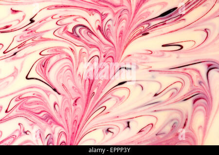 Schokolade essen Kunst weiße Schokolade mit elder Mark weiße rote Blüten schön kreativ Essen süß Zucker Fett kunstvolle Muster Stockfoto