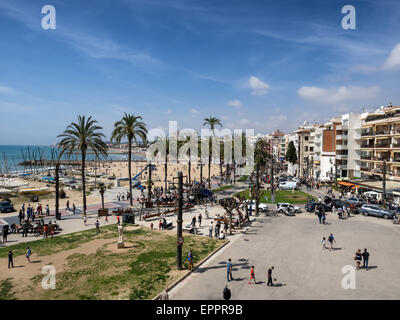 Luftaufnahme von Strand und Promenade Bereich der beliebten touristischen Stadt Sitges an der Costa Dorada Stockfoto