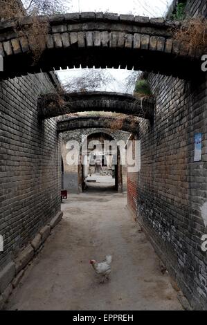 Zichang. 20. Mai 2015. Foto aufgenommen am 20. Mai 2015 zeigt die Werften von einem alten Herrenhaus in Anding Stadt Zichang County, Nordwesten der chinesischen Provinz Shaanxi. Die 1.600-j hrige Anding Stadt hat gut erhaltene Zhongshan Mountain Grotten und andere Architekturen der Antike. © Tao Ming/Xinhua/Alamy Live-Nachrichten Stockfoto