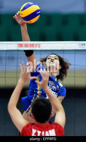 (150521)--TIANJIN, 21. Mai 2015 (Xinhua)--Ajcharaporn (hinten) von Thailand während eines Spiels der Gruppe B gegen Hong Kong China bei der 2015 asiatische Frauen Volleyball Meisterschaft in Tianjin, Nordchina, 21. Mai 2015 konkurriert. Thailand 3-0 gewonnen. (Xinhua/Yue Yuewei) Stockfoto