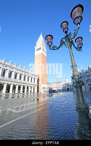 Venedig Italien Campanile von San Marco mit der Flut Stockfoto