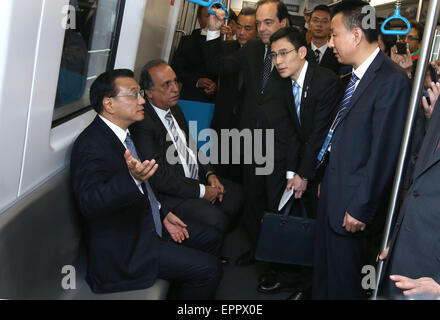 (150520) - RIO DE JANEIRO, 20. Mai 2015 (Xinhua)--der chinesische Ministerpräsident Li Keqiang (1. L) dauert eine Fahrt in einer Chinesisch-gebildete u-Bahn für die Olympischen Sonderlinie in Rio De Janeiro, Brasilien, 20. Mai 2015. (Xinhua/Pang Xinglei) (wf) Stockfoto