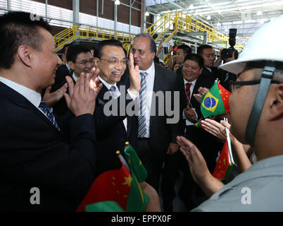 (150520) - RIO DE JANEIRO, 20. Mai 2015 (Xinhua)--der chinesische Ministerpräsident Li Keqiang (2. L) grüßt Arbeiter in Rio De Janeiro, Brasilien, 20. Mai 2015. Li nahm eine Fahrt in einer Chinesisch-gebildete u-Bahn für die Olympischen Sonderlinie in Rio De Janeiro am Mittwoch. (Xinhua/Pang Xinglei) (wf) Stockfoto