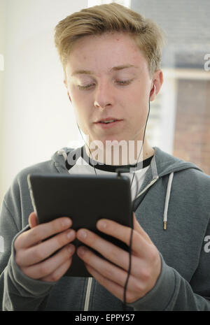 Teenager mit einem Apple iPad Tablet Stockfoto