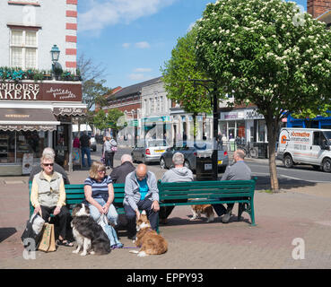 Ältere Menschen sitzen Skegness Stadtzentrum, Lincolnshire, England, UK Stockfoto