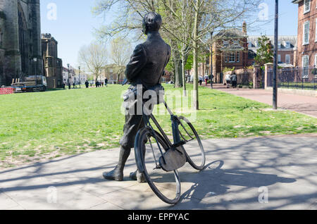 Edward Elgar Bronze Statue von Jemma Pearson in Cathedral Close, Hereford Stockfoto