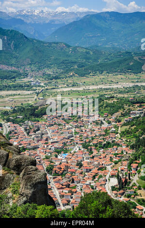 Blick auf die Stadt Kalambaka von Meteora Felsen, Griechenland Stockfoto