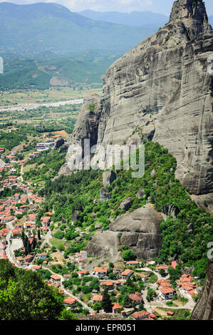 Blick auf die Stadt Kalambaka von Meteora Felsen, Griechenland Stockfoto