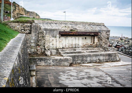 Eine konkrete & Stein Schutt deutsche bunker aus dem zweiten Weltkrieg in den Hügeln mit Blick auf 6. Juni 1944 d-Day Landungbereich. Stockfoto