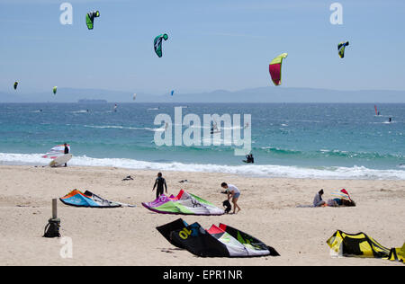 Kitesurfen in Tarifa Stockfoto