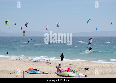 Kitesurfen in Tarifa Stockfoto