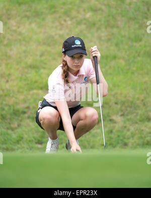 Hong Kong. 21. Mai 2015. Rebecca Kay aus Queensland Australien am 15. grüne .2nd Runde des 37. Königin Sirikit Cup Asia-Pacific Damen-Golf-Turnier. Hong Kong Kong Golf Club Kurs Fanling Neukredite: Jayne Russell/Alamy Live-Nachrichten Stockfoto