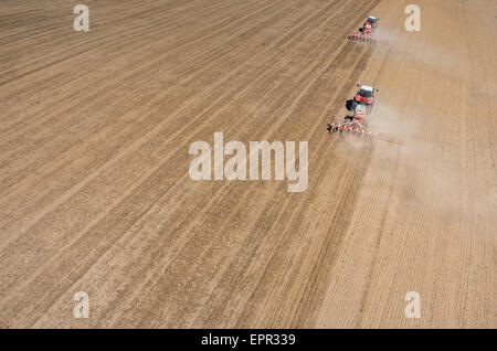 Luftaufnahme des Traktors Eggen braun Grossfeld im Frühling Stockfoto