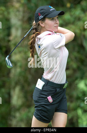 Hong Kong. 21. Mai 2015. Rebecca Kay aus Queensland Australien am 17. Abschlag .2nd Runde des 37. Königin Sirikit Cup Asia-Pacific Damen-Golf-Turnier. Hong Kong Kong Golf Club Kurs Fanling Neukredite: Jayne Russell/Alamy Live-Nachrichten Stockfoto