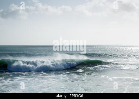 Wellen am Hafendamm Beach in der Nähe von Helston in Cornwall, England. Stockfoto