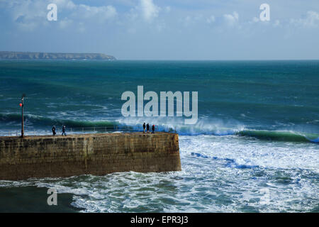 Wellen am Hafendamm Beach in der Nähe von Helston in Cornwall, England. Stockfoto