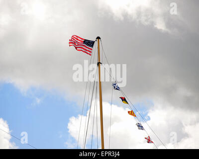 Die amerikanischen Stars and Stripes Flagge an der Spitze eines Mastes auf die SS Great Britain in Bristol. Stockfoto