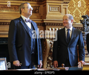 Hamburg, Deutschland. 21. Mai 2015. Estnische Präsident Toomas Hendrik Ilves (L) und Bürgermeister von Hamburg Olaf Scholz sprechen im Rathaus in Hamburg, Deutschland, 21. Mai 2015. Hamburg ist die letzte Station auf dem estnischen Präsidenten 4-Tage-Besuch in Deutschland. Foto: AXEL HEIMKEN/Dpa/Alamy Live News Stockfoto