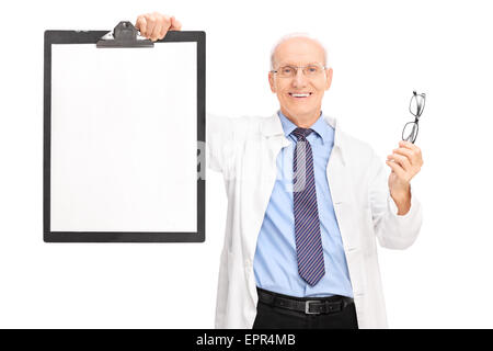 Studioaufnahme von einem Reifen Optiker ein paar Gläser und ein Klemmbrett mit ein leeres Blatt Papier festhalten Stockfoto