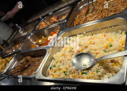 Chinesisches Restaurant mit Speisen und Reis Stockfoto