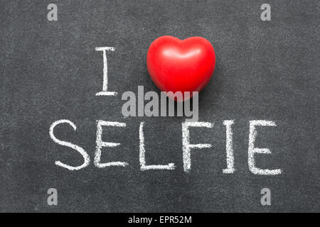 Ich liebe Selfie Ausdruck handschriftlich auf Tafel mit roten Herz-symbol Stockfoto