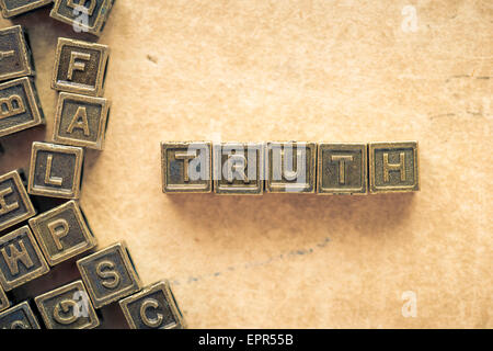 Wahrheit Wort aus metallischen Blöcke über Grunge Papierhintergrund gemacht Stockfoto