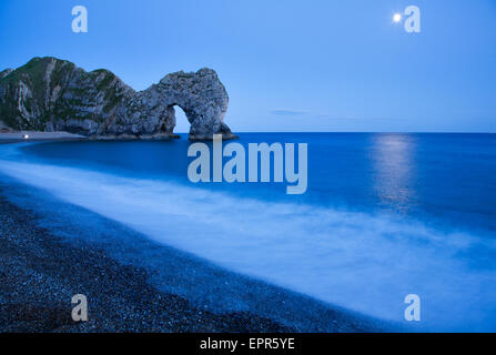 Durdle Door im Mondschein, Dorset, England. Durdle Door ist einer der vielen atemberaubenden Orten auf der Jurassic Coast besuchen Stockfoto