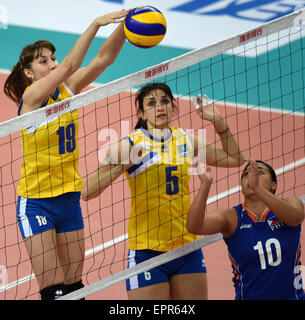 Tianjin, China. 21. Mai 2015. Yekaterina Zhdanova (L) von Kasachstan tritt während des Spiels der Gruppe D gegen die Philippinen auf die 2015 asiatische Frauen Volleyball Meisterschaft in Tianjin, Nordchina, 21. Mai 2015. Kasachstan gewann 3: 0. © Zhang Chenlin/Xinhua/Alamy Live-Nachrichten Stockfoto