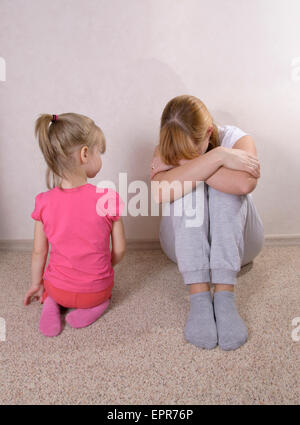 Gewalt in der Familie. Das Kind und Mutter. Stockfoto