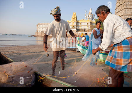 Fischer mit ihrem Netz und Fang am Strand vor dem Murudeshwar Tempel, Murudeshwar, Karnataka, Indien, Asien Stockfoto