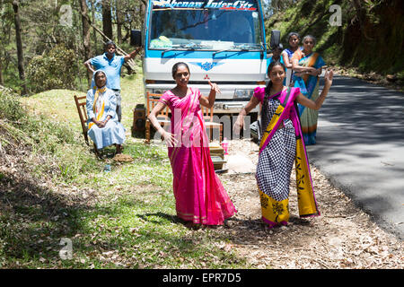 Zwei junge Frauen tanzen in traditionellen Saris, in der Nähe von Nuwara Eliya, Sri Lanka, Asien Stockfoto