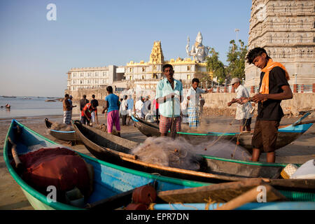 Fischer am Strand vor dem Murudeshwar Tempel, Murudeshwar, Karnataka, Indien, Asien Stockfoto